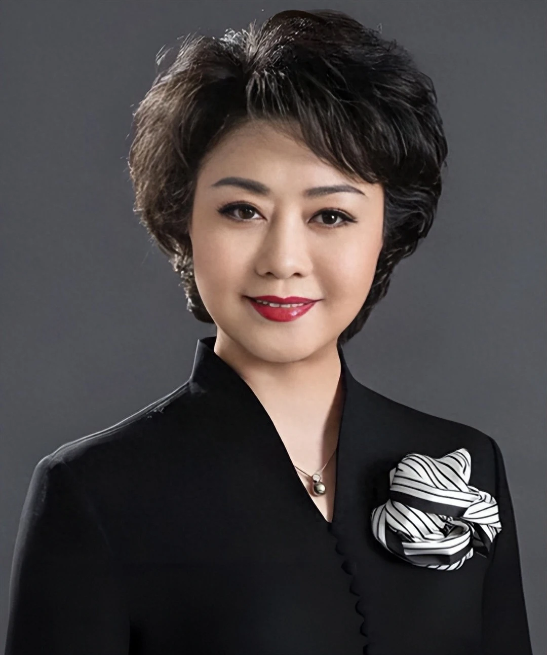 59岁的李胜素在京剧圈可是响当当的梅派传人，光是一亮嗓，不知道能镇住多少人！ 但她台下生活可没有台上那样花团锦簇，这么多年始终没结婚，但是身边却有个男人从来都没离开过，这一陪就陪了快30年。 不少人都在猜他俩是不是两口子，而且这几十年来也传