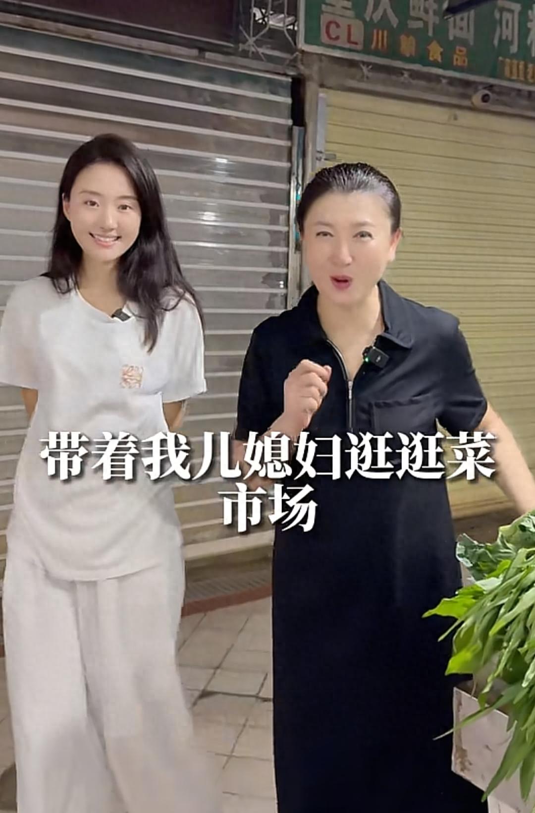 众所周知，一段融洽的婆媳关系宛如家庭和谐的润滑剂，是维系家庭稳定的根基所在。无论是普通家庭还是明星家庭都是如此。这不，演员闫学晶与儿媳就完美的展现了婆媳之间的相处之道，据她们所述，婆媳五年从没红过脸，堪称是婆媳之间的典范了。 近日，