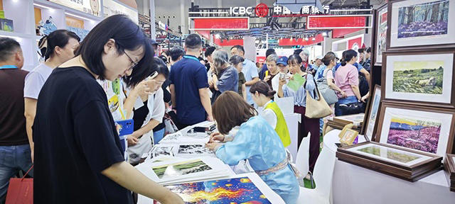 扎鲁特版画吸引众多观众前来了解扎鲁特传统技艺。扎来特摄