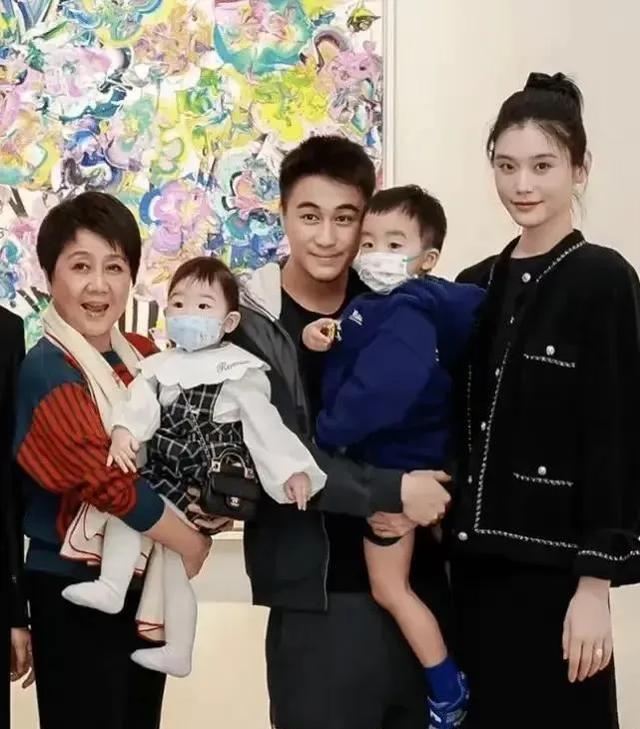 何猷君与奚梦瑶儿子正脸曝光，萌萌可爱，五官与爸爸极为相似