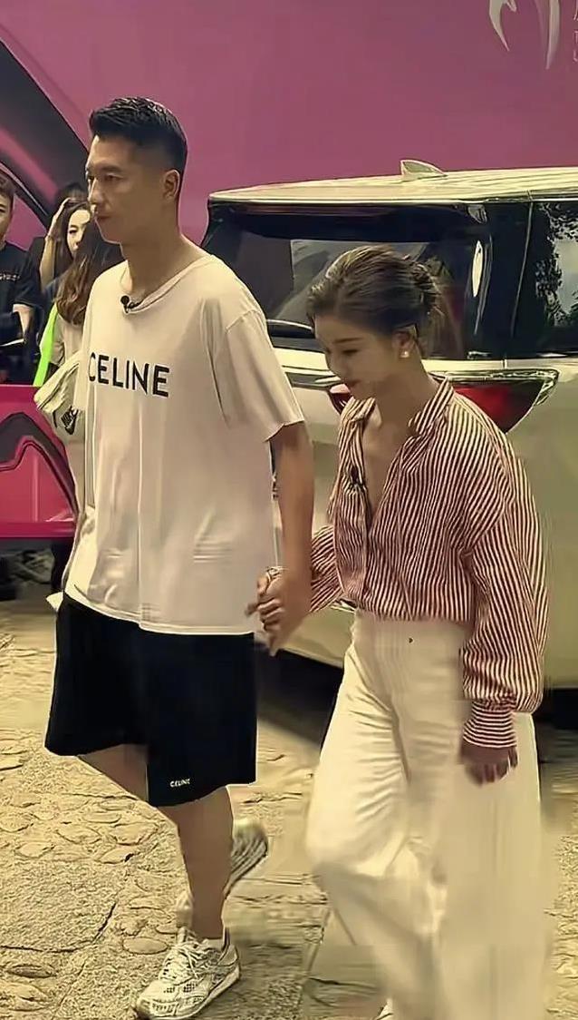 王雷李小萌甜蜜亮相活动，身高差超萌，十指紧扣羡煞众人