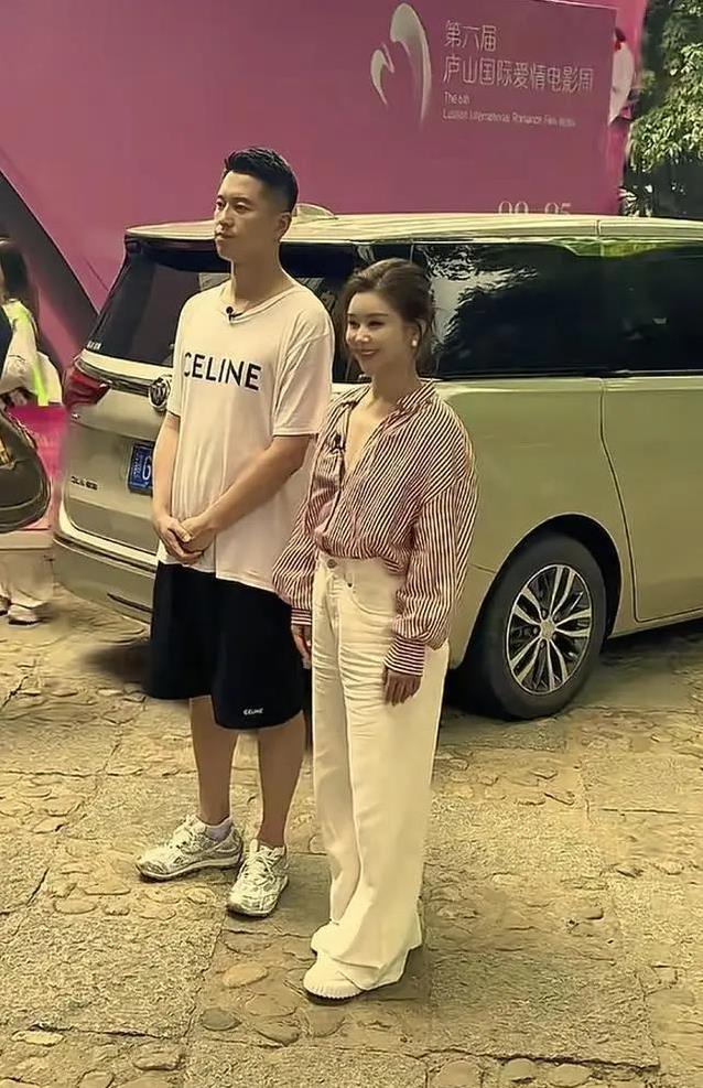 王雷李小萌甜蜜亮相活动，身高差超萌，十指紧扣羡煞众人