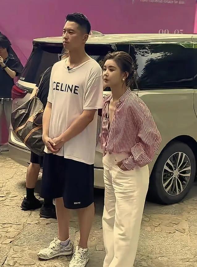 王雷李小萌甜蜜亮相活动，身高差超萌，十指紧扣羡煞众人