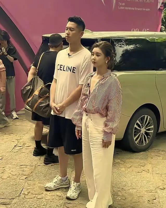 王雷李小萌甜蜜亮相活动，身高差超萌，十指紧扣羡煞众人