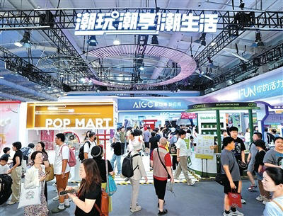 九月十三日，观众在服贸会文旅服务专题展区朝阳区展团参观。新华社记者 陈晔华摄