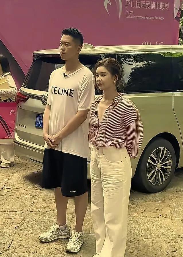 王雷李小萌甜蜜亮相活动，身高差超萌，十指紧扣羡煞众人