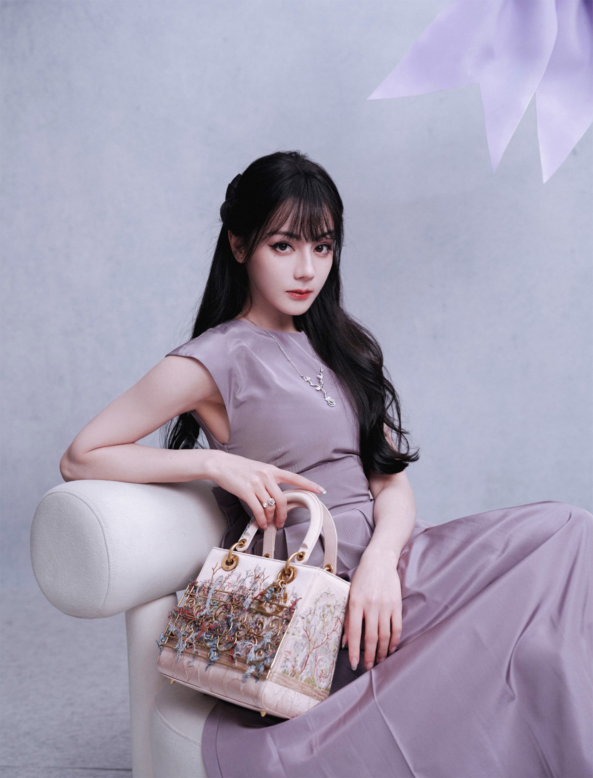 热巴温婉千金风造型太美！