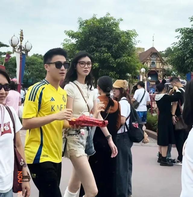 何猷君与奚梦瑶儿子正脸曝光，萌萌可爱，五官与爸爸极为相似