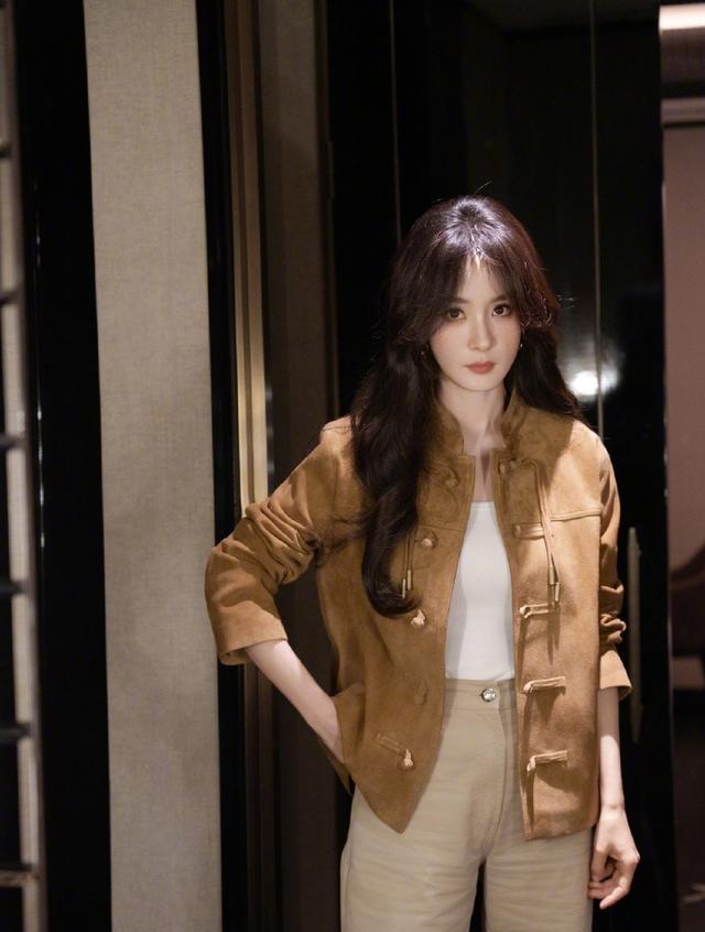 39岁杨幂健身照曝光，高马尾配运动装充满青春感，手臂肌肉太绝了