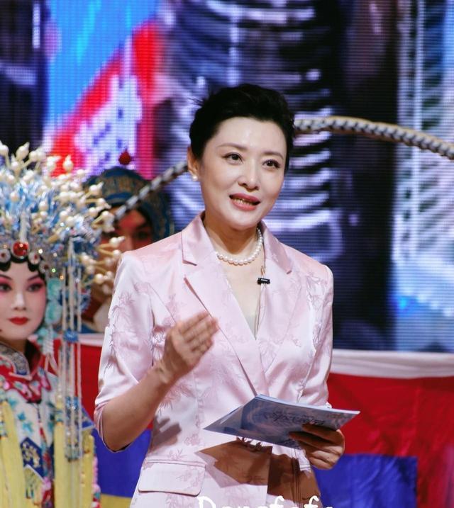 周涛难得登台主持，现身天津戏剧节开幕式，一身粉红西装温婉大气
