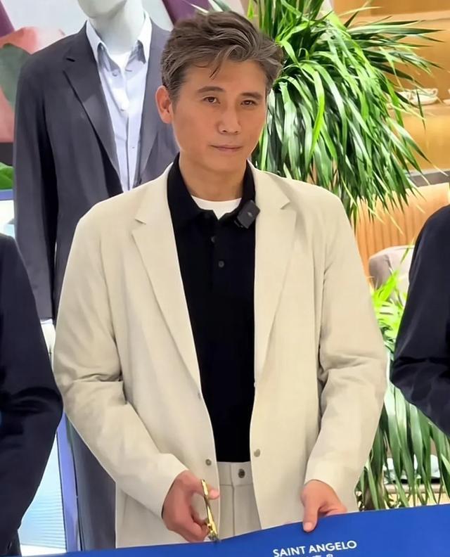 沈阳：50岁李乃文参加活动，头发斑白全程无精打采，“男神老了”