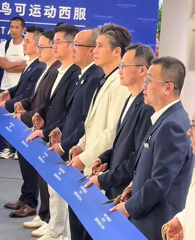 沈阳：50岁李乃文参加活动，头发斑白全程无精打采，“男神老了”
