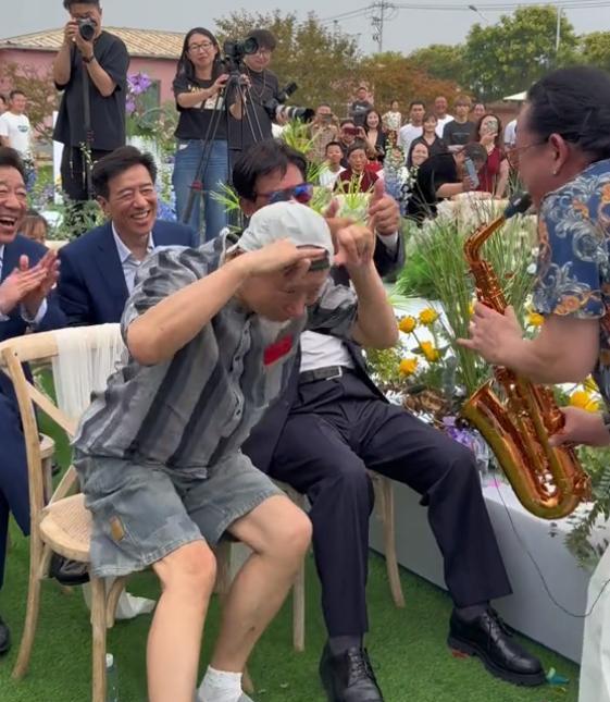 婚礼偶遇陈佩斯朱时茂，一个胡子花白，一个头发乌黑，宛如两代人