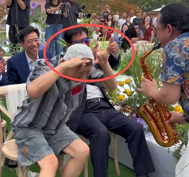 婚礼偶遇陈佩斯朱时茂，一个胡子花白，一个头发乌黑，宛如两代人