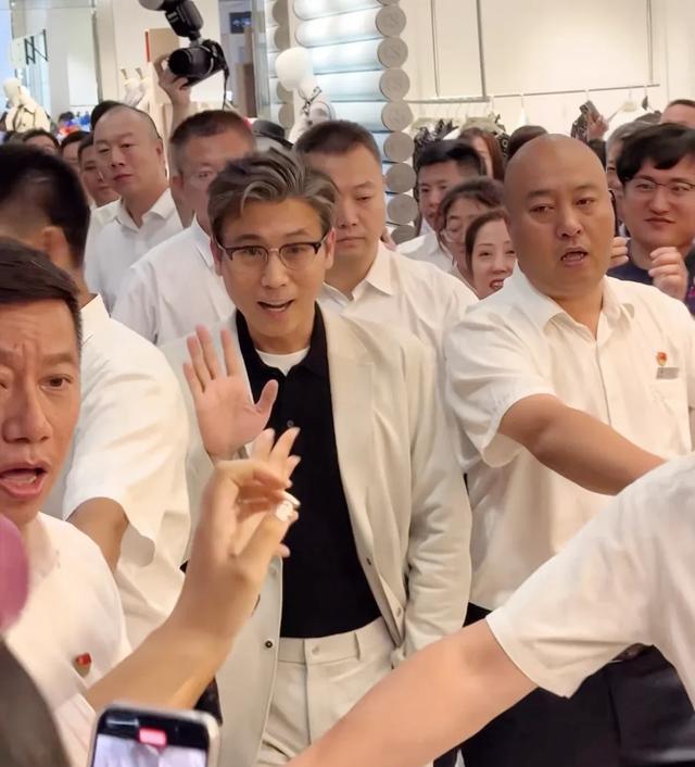 沈阳：50岁李乃文参加活动，头发斑白全程无精打采，“男神老了”