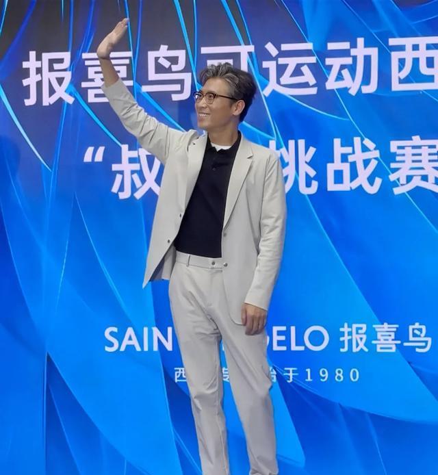 沈阳：50岁李乃文参加活动，头发斑白全程无精打采，“男神老了”