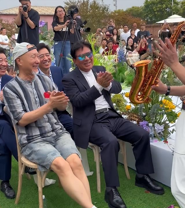 婚礼偶遇陈佩斯朱时茂，一个胡子花白，一个头发乌黑，宛如两代人