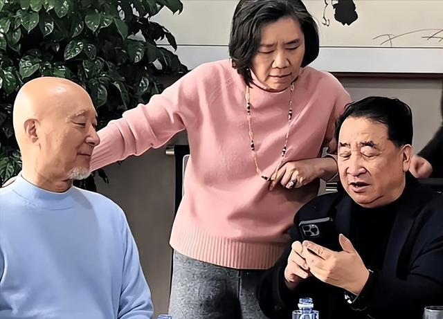 婚礼偶遇陈佩斯朱时茂，一个胡子花白，一个头发乌黑，宛如两代人