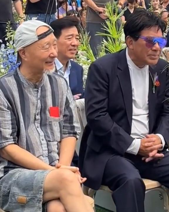 婚礼偶遇陈佩斯朱时茂，一个胡子花白，一个头发乌黑，宛如两代人