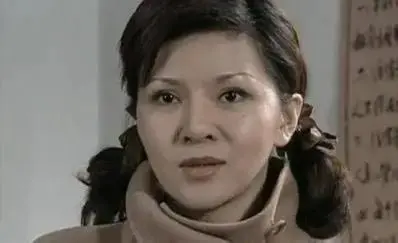 《亮剑》中，张白鹿为什么要主动勾引李云龙，却对丁伟这么冷冰冰