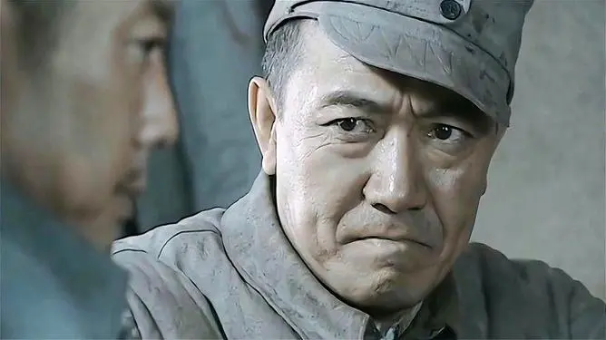 《亮剑》中，张白鹿为什么要主动勾引李云龙，却对丁伟这么冷冰冰