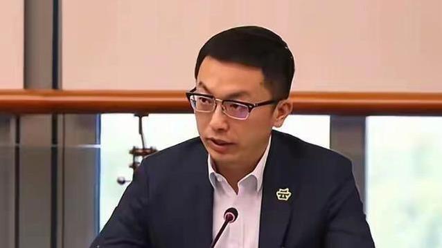 他放弃名校硕士开饭店，带火云南美食，却没等到吃一口家常饭