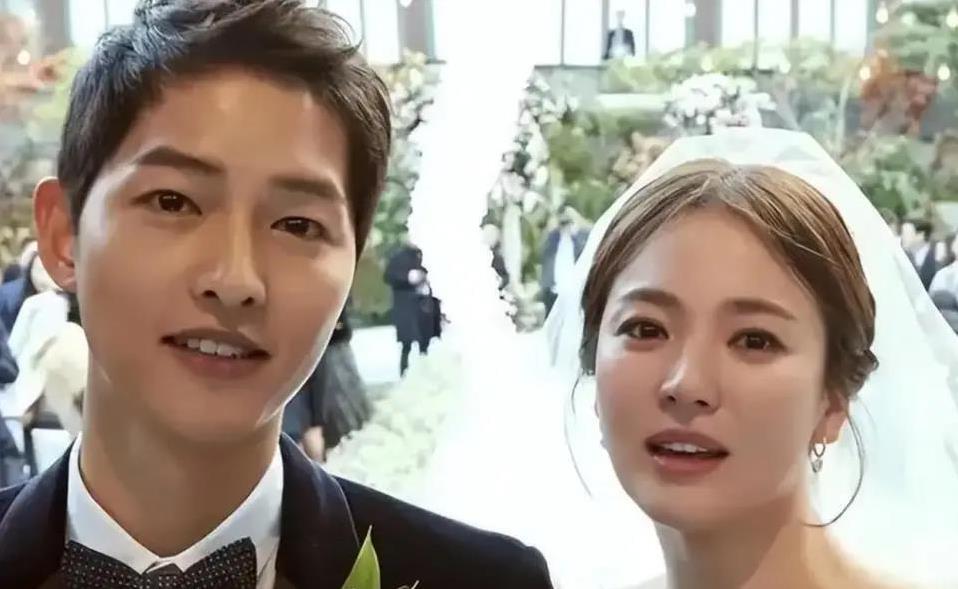 宋仲基跨国婚姻甜又累：老婆不来韩国，儿子只说外语，他咋办？