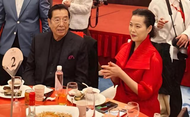 86岁李双江游天山，全程有人搀扶，梦鸽近照显老态！儿子行踪成谜
