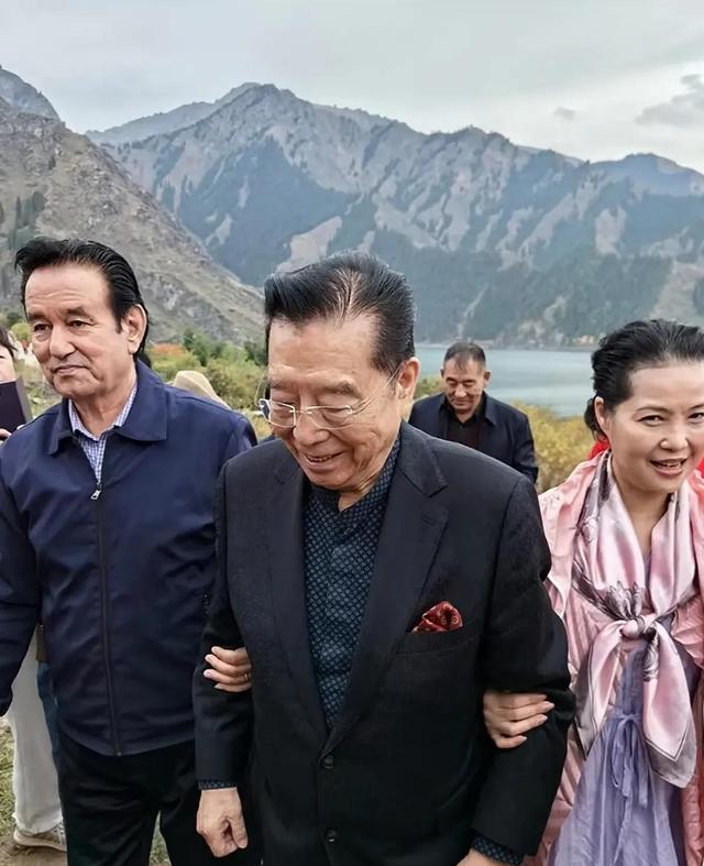 86岁李双江游天山，全程有人搀扶，梦鸽近照显老态！儿子行踪成谜