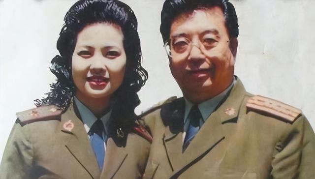 86岁李双江游天山，全程有人搀扶，梦鸽近照显老态！儿子行踪成谜