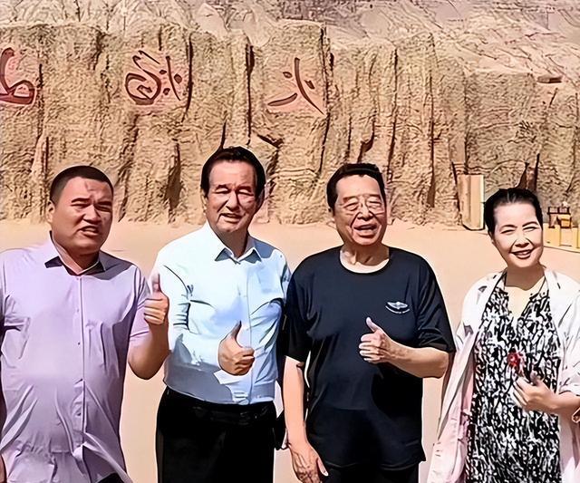 86岁李双江游天山，全程有人搀扶，梦鸽近照显老态！儿子行踪成谜
