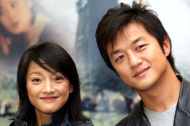 53岁的李亚鹏现状曝光！公司狂赚70亿后，带娇妻住乡下吃野菜