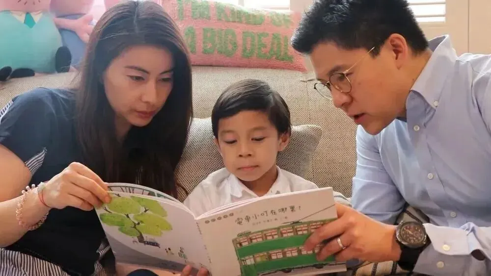 01 前几天，偶然间刷到一个新闻，说郭晶晶、霍启刚的儿子也上中学了。 上的是英国拉德利公学。 （郭晶晶与儿子一起出国画面）图源网络 我去网上八卦了一下这所学校的信息。 发现这是一所英国比较有名的寄宿制中学，以严格而传统的规矩而闻名。 保