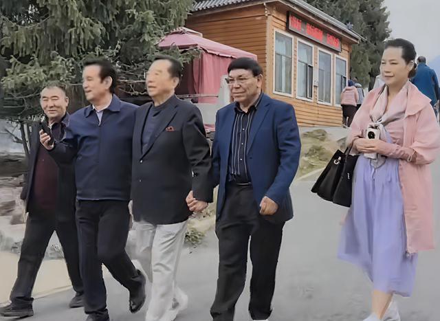 86岁李双江游天山，全程有人搀扶，梦鸽近照显老态！儿子行踪成谜