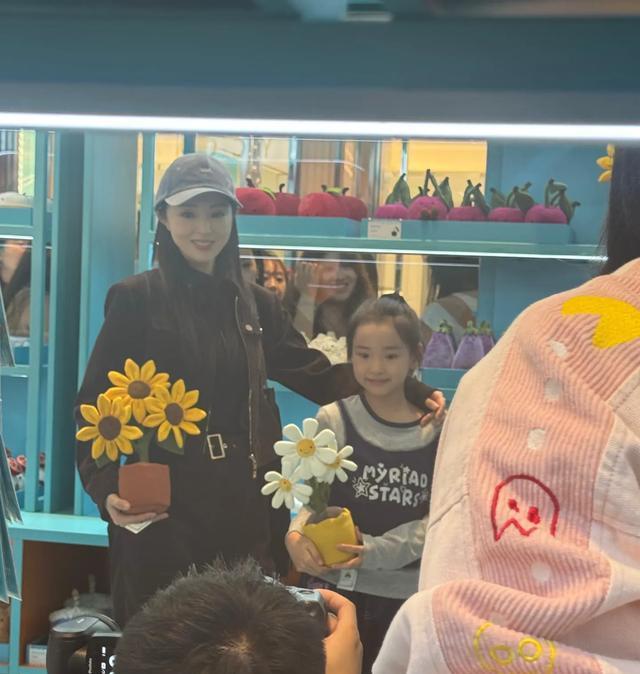 董璇小酒窝现身Jellycat活动，母女俩高颜值抢镜，小酒窝超可爱的