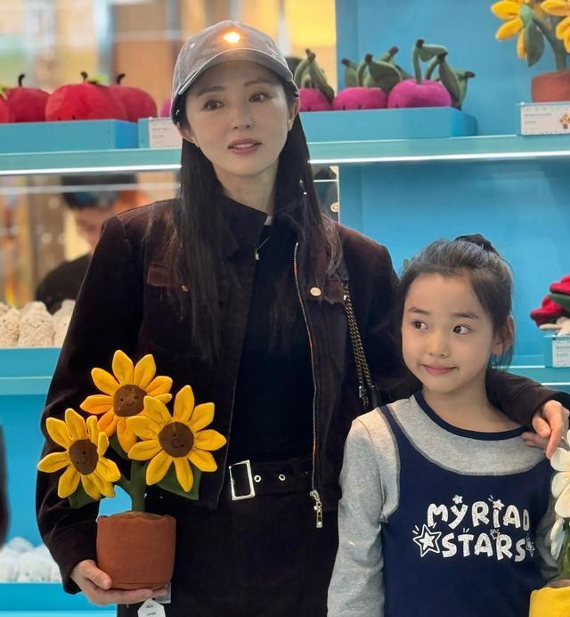 董璇小酒窝现身Jellycat活动，母女俩高颜值抢镜，小酒窝超可爱的