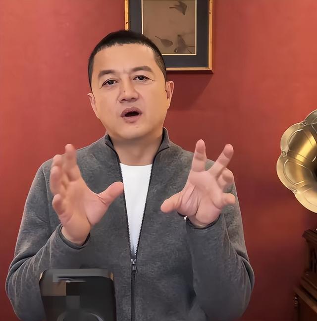 53岁的李亚鹏现状曝光！公司狂赚70亿后，带娇妻住乡下吃野菜