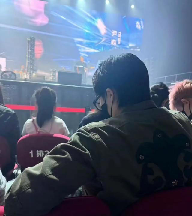 王楚钦去看演唱会，挥动手环很开心，和王cc提前一首歌离场