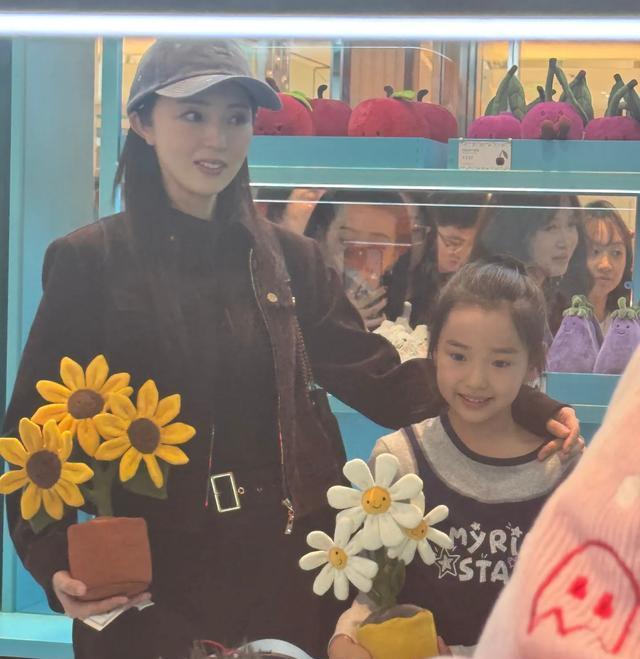 董璇小酒窝现身Jellycat活动，母女俩高颜值抢镜，小酒窝超可爱的