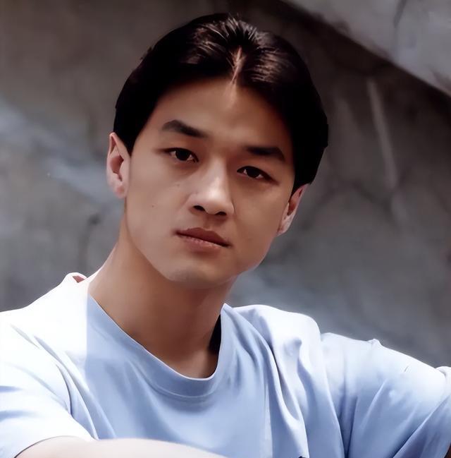 53岁的李亚鹏现状曝光！公司狂赚70亿后，带娇妻住乡下吃野菜