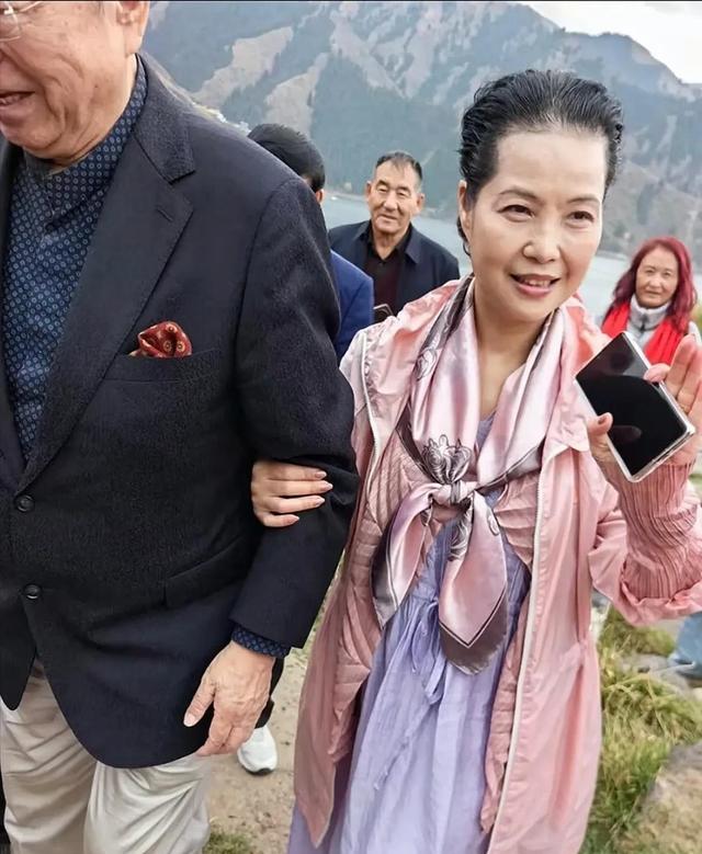 86岁李双江游天山，全程有人搀扶，梦鸽近照显老态！儿子行踪成谜