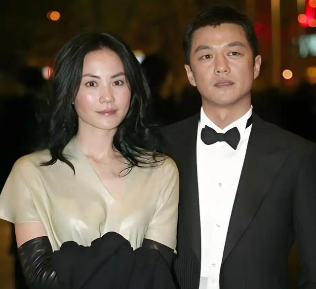 53岁的李亚鹏现状曝光！公司狂赚70亿后，带娇妻住乡下吃野菜