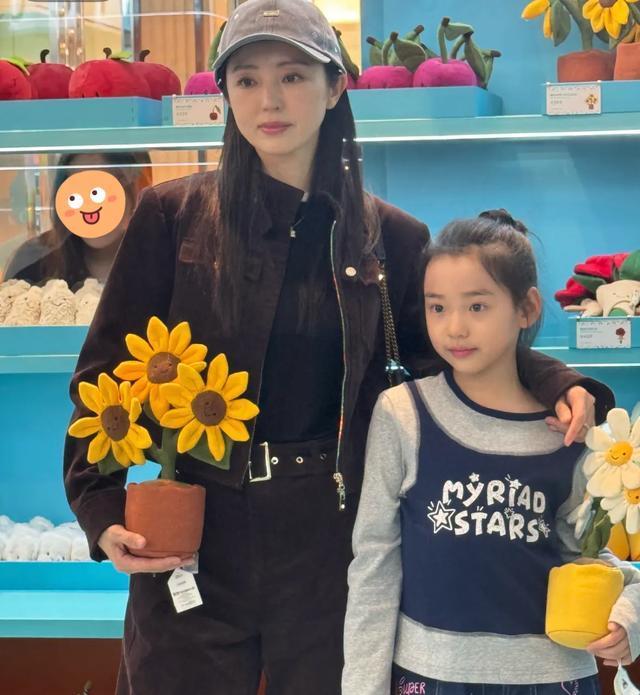 董璇小酒窝现身Jellycat活动，母女俩高颜值抢镜，小酒窝超可爱的