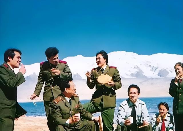 86岁李双江游天山，全程有人搀扶，梦鸽近照显老态！儿子行踪成谜