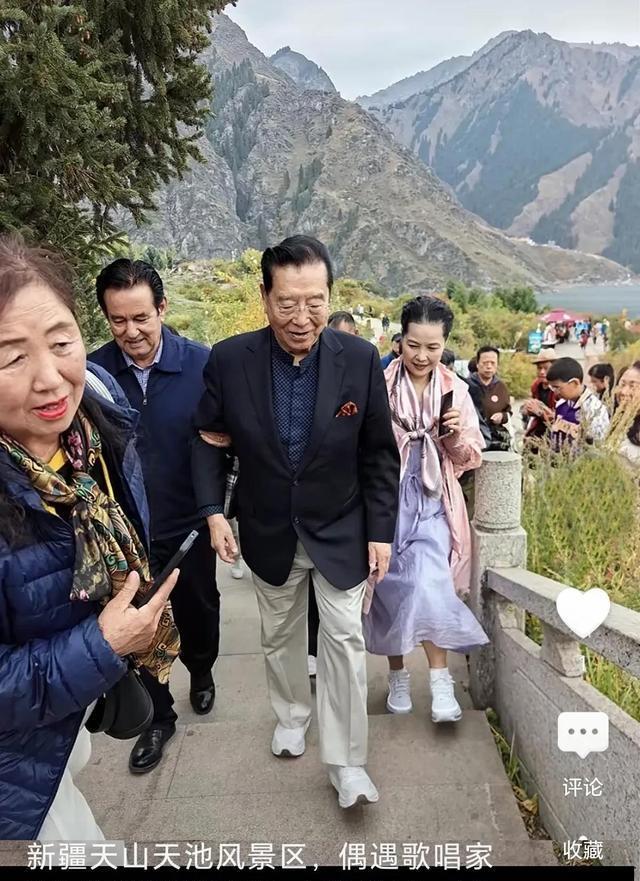 86岁李双江游天山，全程有人搀扶，梦鸽近照显老态！儿子行踪成谜