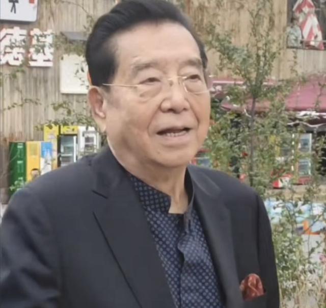 86岁李双江游天山，全程有人搀扶，梦鸽近照显老态！儿子行踪成谜