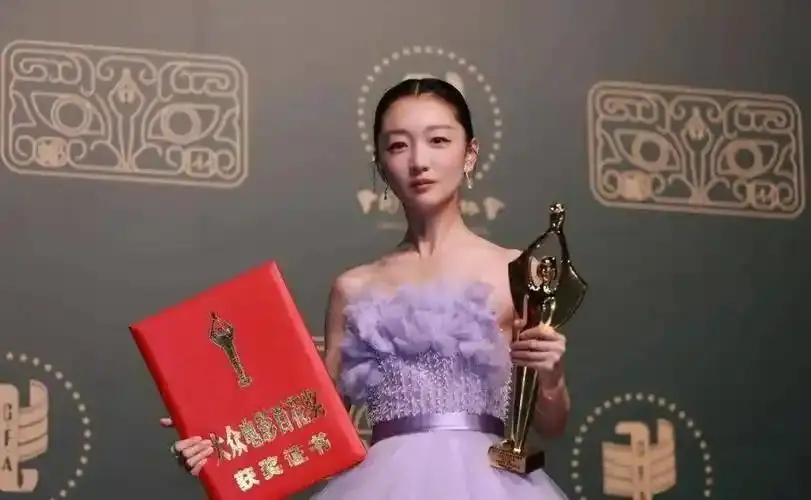 郑晓龙新剧开机，周冬雨沦为配角，看到女主不少网友表示想弃剧