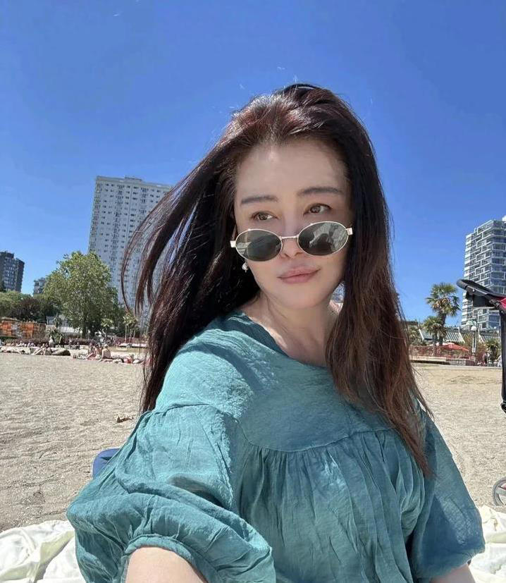 58岁王祖贤健身房现身，朴素装扮藏不住身形，却为何频频露面？