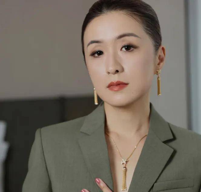 秦雯背刺陈道明风波升级！评论沦陷被指忘恩负义，唐嫣新剧受影响