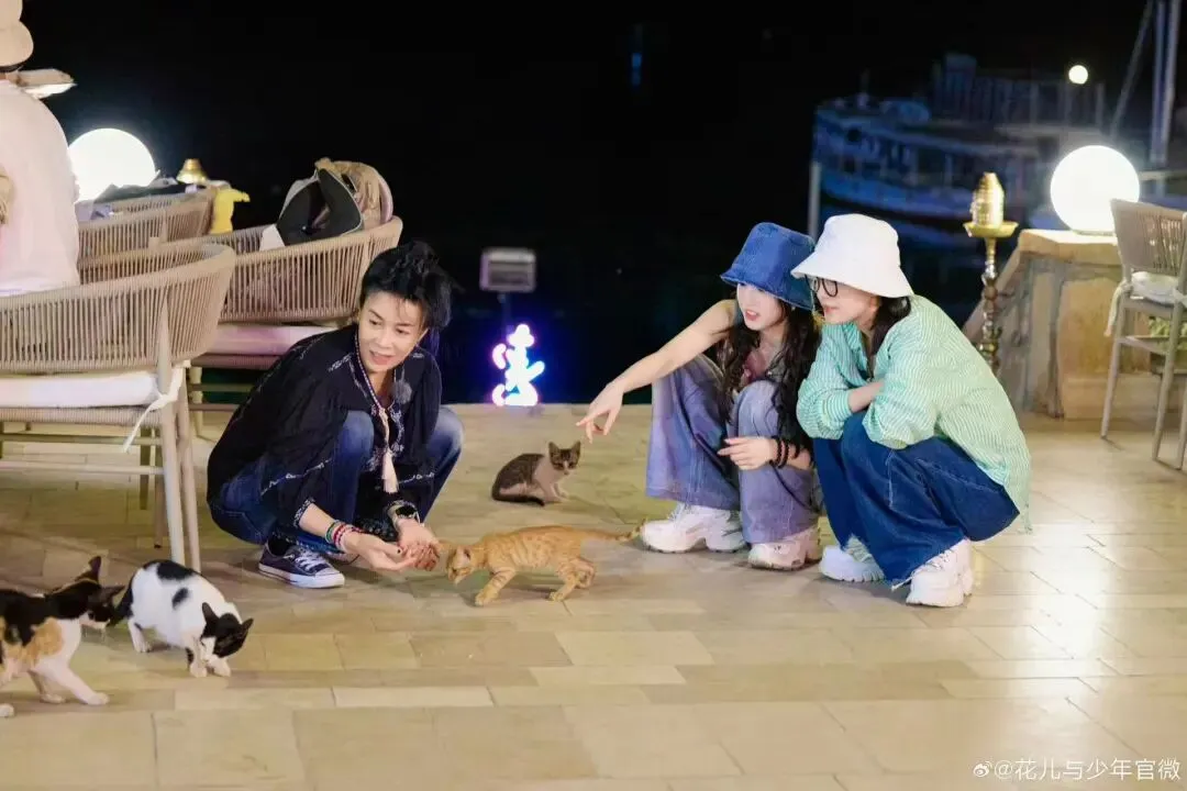 开播半个月，《花少7》迎来了真正的出圈。 李沁探出头看风景，发丝轻拂过龚俊脸庞，被评“偶像剧都不敢这么拍”。  实际上这是粉丝拍的路透，也是节目的第一个百万视频，传因太优秀已被节目组要走。 《花少7》小火慢炖，第四期云合市占率高达18.3